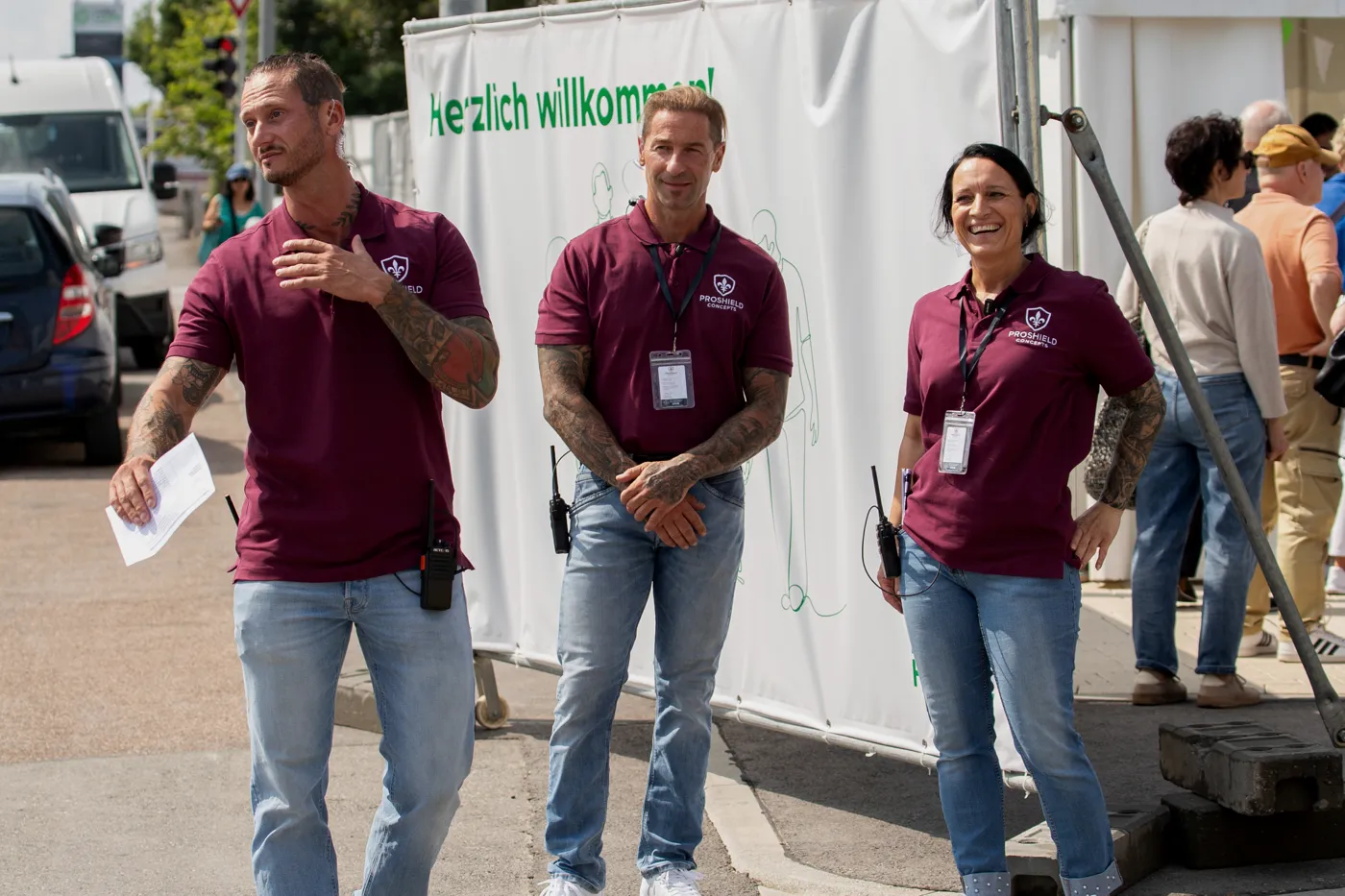 Eventsecurity: Sicherheitsteam an einer Veranstaltungsabsperrung